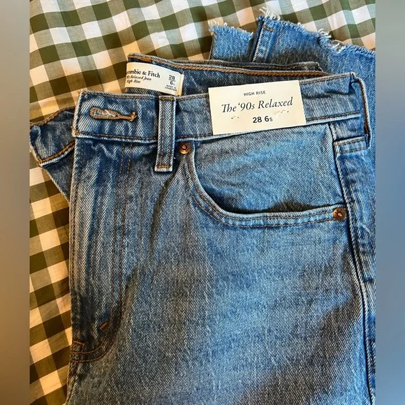 Abercrombie High Rise 90s Relaxed Frayed Hem Jean - NWT - Picture 4 of 6